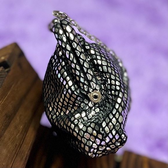 🛑SOLD🛑 VINTAGE WILSONS LEATHER Silver Clutch w/Chain - Picture 3 of 11